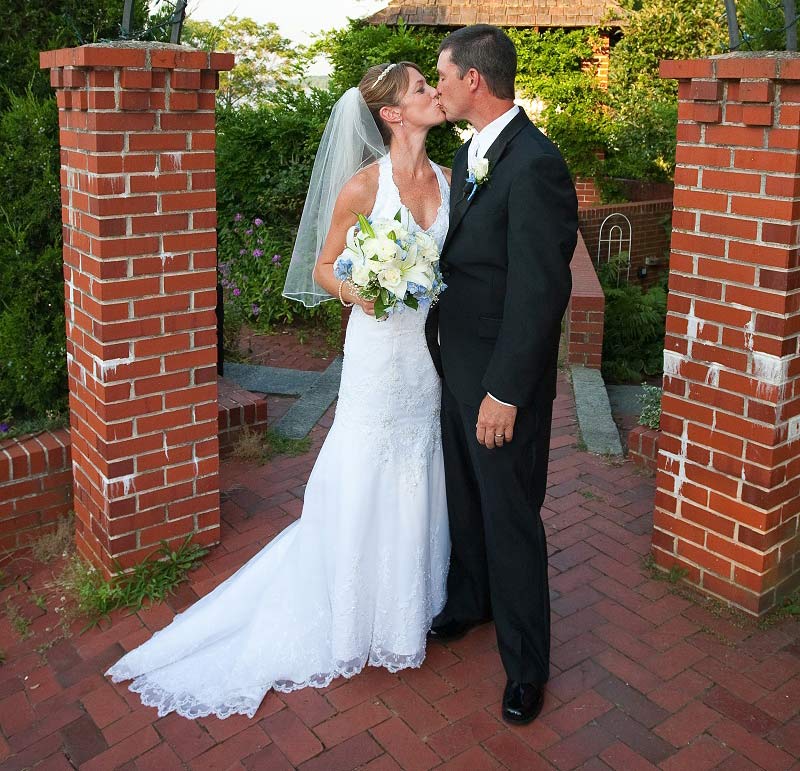 Wedding couple standing in pell gardens